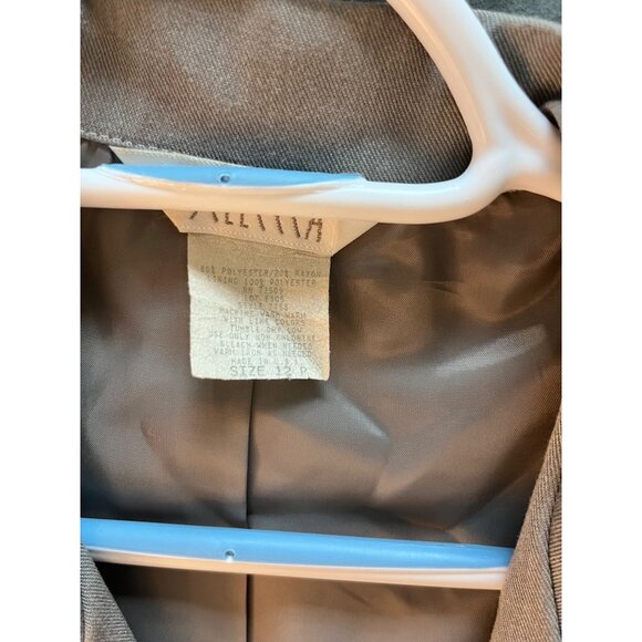 VINTAGE Sellecca Womens Light Gray Blazer Jacket with Embroidered Crest SZ 12P - Picture 6 of 9